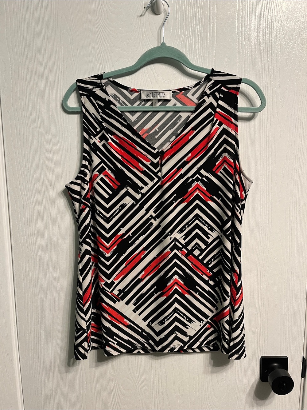 Women’s Kasper zig zag designed dress blouse! Size medium!